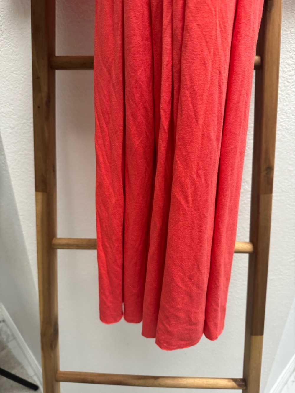Wide-Leg Coral Jumpsuit with Scoop Neck - Picture 4 of 11